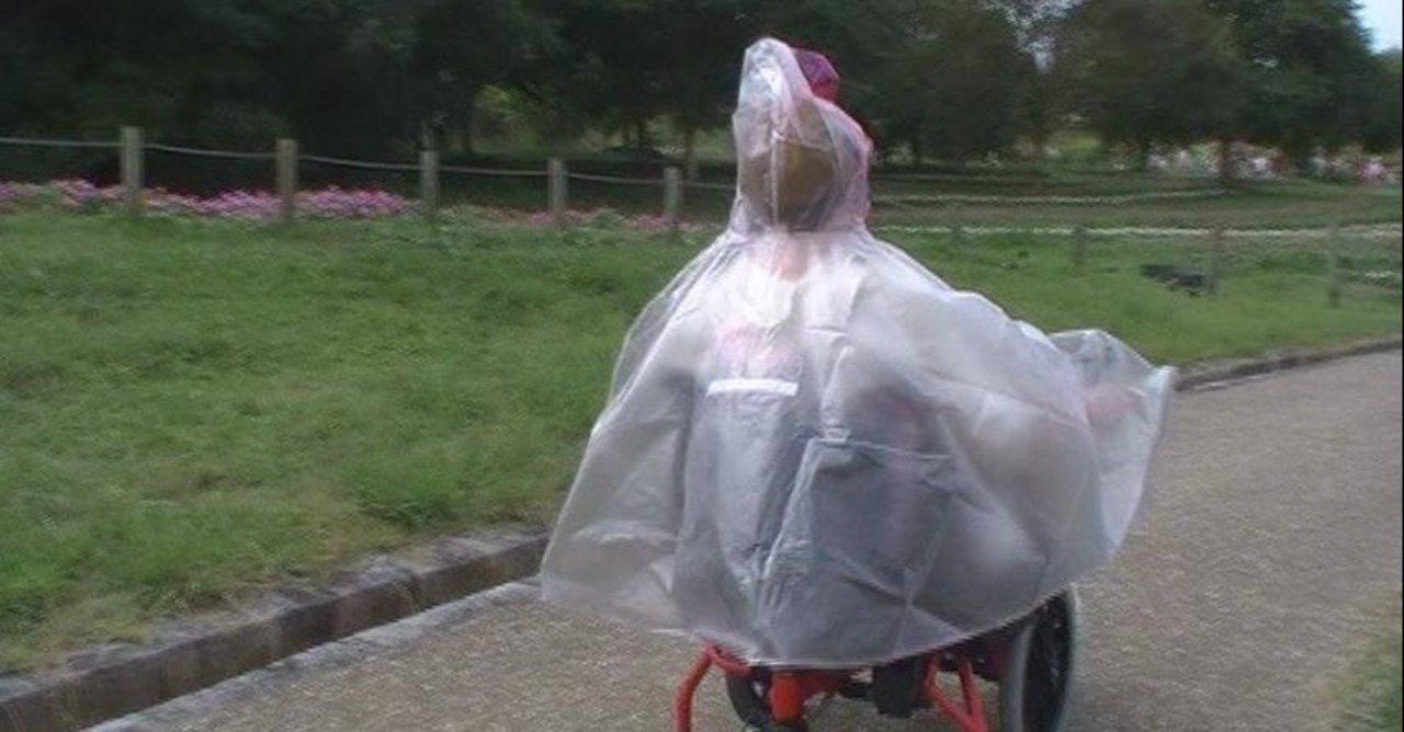 強い雨の中も足こぎ車椅子で進む clara Note 強い雨の中も足こぎ車椅子で進む clara Note