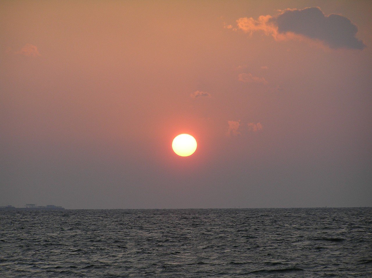 お天気がすこぶる良かったので今日は島へ渡った 水平線が好き 海へ沈む夕日を見るために 持って 海から上る朝日も好き 私が住む地からは水平線が見えない 何も遮るものがなくこの世界の果てまで見渡せる そん ま Note