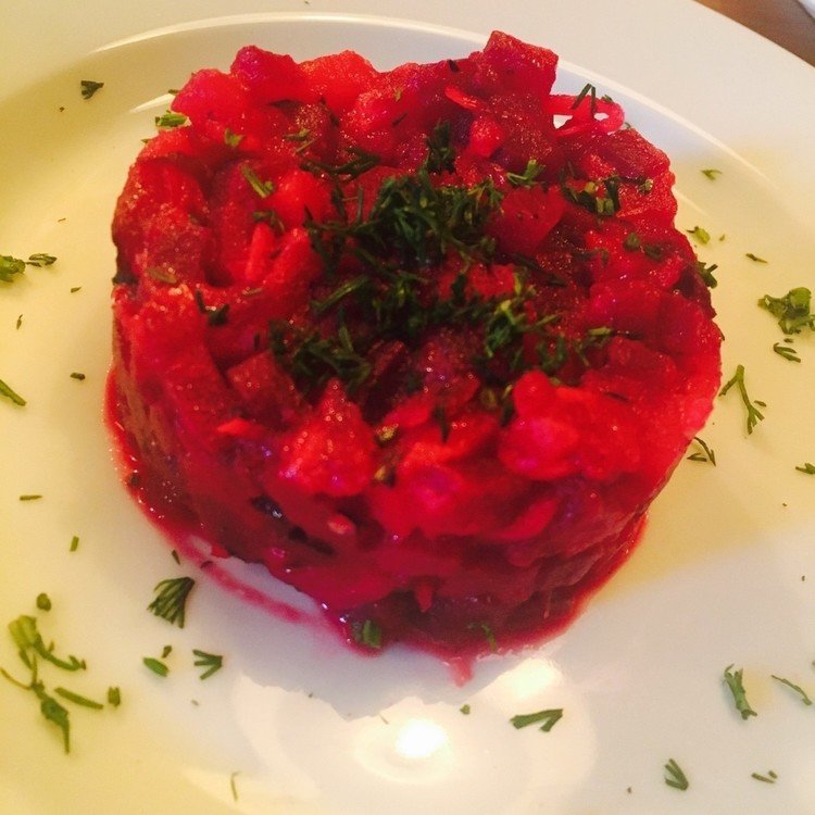ビネグレットとは、ビーツでつくるロシアのサラダ。真っ赤です。