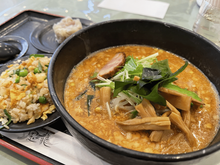 本日は赤城神社側神楽坂駅近くにある 宝龍 さんにて、週替わり定食（宝龍ラーメン）を頂きました。ピーナッツ味のスープが特徴的で甘めの坦々麺のような感じです。ジャンボ焼売は60年変わらない先代からの名物で、どちらも美味しいです。#神楽坂ランチ