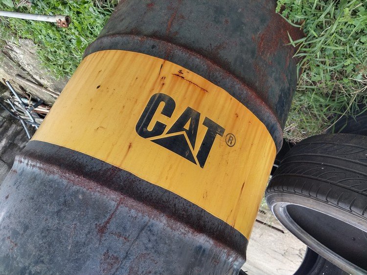 畑の農機具小屋にあった猫缶。
いや、ドラム缶。
綺麗ならもって帰りたいくらい魅力的なんだが・・・。