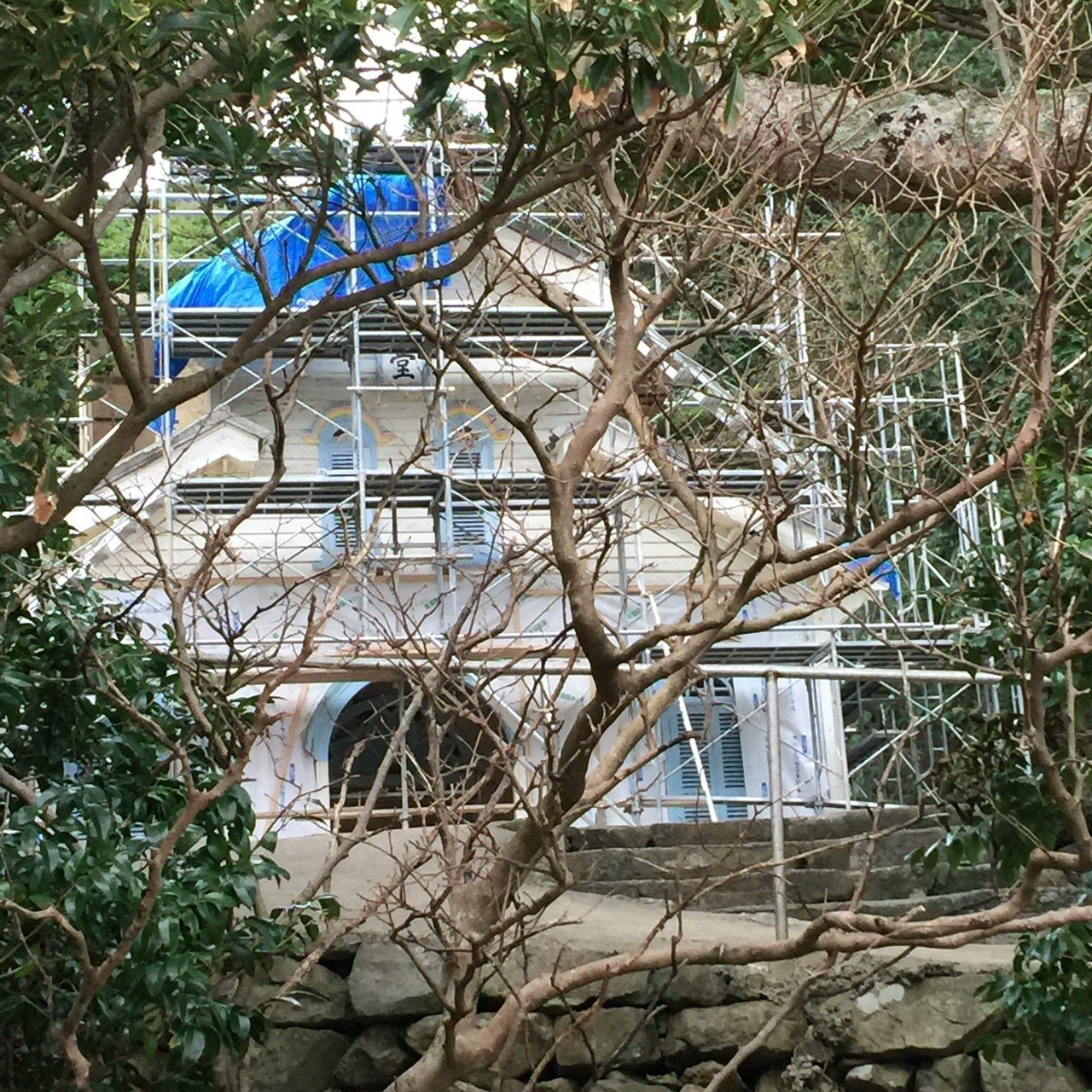 五島列島の奈留島の江上天主堂は8月まで改修工事中です。映画「沈黙」で隠れキリシタン関連が注目される中で…|yuukee