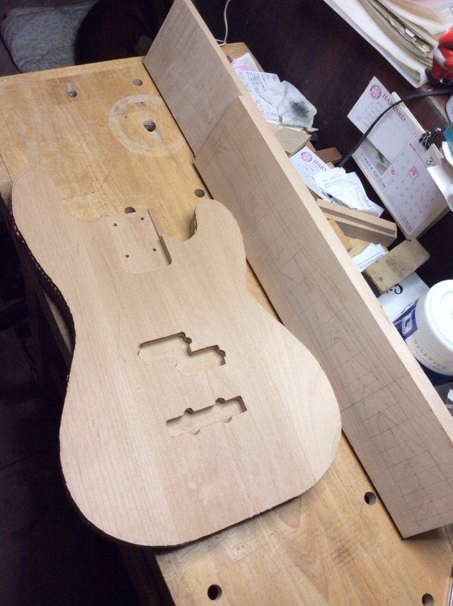 昔からの友人、京都に住むビルダー木村氏が「喜邑」というギター工房を設立。記念に一本作っていただいております。
