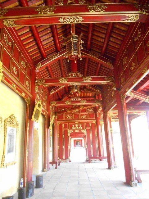 刺繍のベトナム　フエ王朝　舞台緞帳 廃墟好きとアート好きにオススメしたい、フエの王宮【ベトナム・フエ