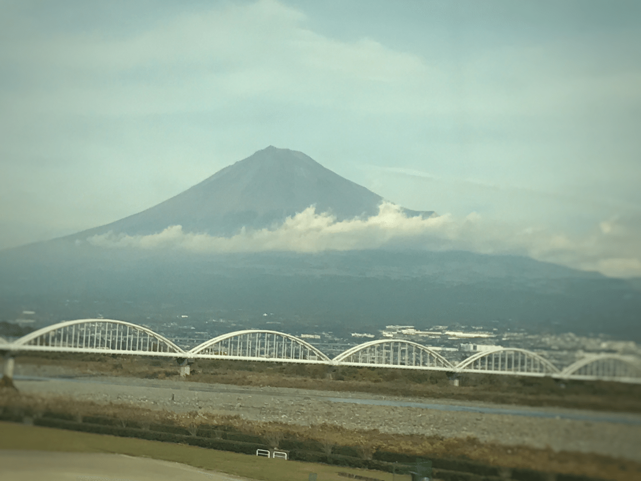 新幹線の車窓から富士山 今日の富士山は 赤い色に見えた 赤富士は 特に縁起が良いと言われる 人間界がコロナであたふたしても 富士山はずっとどっしり構えてる 新幹線から見える富士山は 井垣利英 人材教育家 メンタルトレーナー マナー講師 Note 新幹線の車窓から富士山 今日の富士山は 赤い色に見えた 赤富士は 特に縁起が良いと言われる 人間界がコロナであたふたしても 富士山はずっとどっしり構えてる 新幹線から見える富士山は 井垣利英 人材教育家 メンタルトレーナー マナー講師 Note