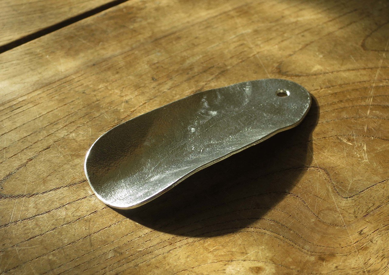 自由自在に形を変えられる、錫の靴べら「SUZUVERA」を発売します。富山