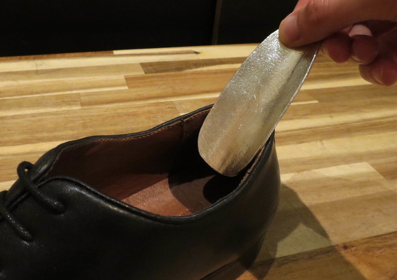 自由自在に形を変えられる、錫の靴べら「SUZUVERA」を発売します。富山