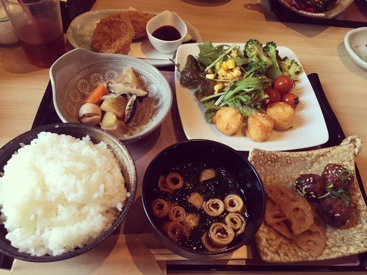 高校の同級生と子連れランチ@新宿「銀波」。新宿駅からすぐのお店で、掘りごたつの個室あり。子連れのお客さんが多い。メインのおかずを選んで、あとはブュッフェ方式。がっつりいただきましたん。ちなみにこのお店が入っているビルまでは、新宿駅の東南口の改札を出てエレベーターで1階へ降り、徒歩1分。ベビーカーでも行きやすい。（私は抱っこ紐だったが、歩きでも余裕。）このビルのほかの店も子連れのお客さんが多く、ママ友の集まりで使いやすいかも。メモメモ。
#子連れランチ #ランチ #新宿 #銀波 #子育て #育児