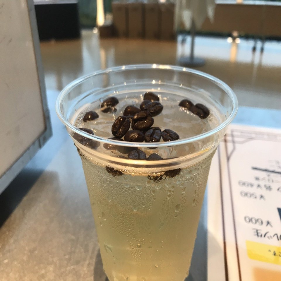 ウイスキーにコーヒー豆を浮かべる｜Noriaki Kawanishi