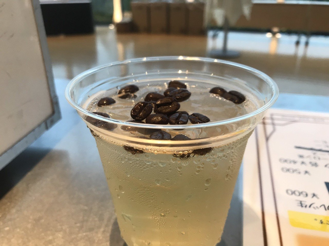 ウイスキーにコーヒー豆を浮かべる|Noriaki Kawanishi ウイスキーにコーヒー豆を浮かべる|Noriaki Kawanishi