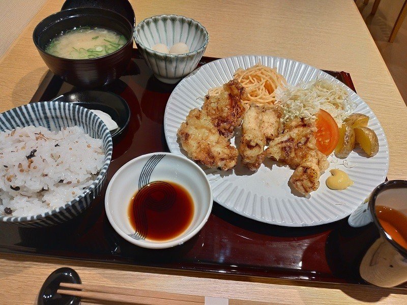 大阪上本町にある 米lab百福 でお昼ご飯 大山がいな鶏天ぷら定食を食べてきました 数量限定ですが十八穀米が選べ ご飯お替り無料です 美味しい鶏天とご飯で満足ランチでした Http Osaka まるぞう Note
