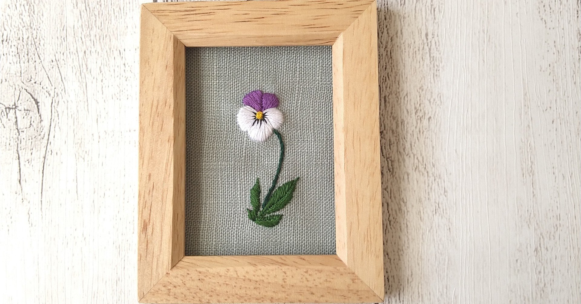 パンジーの刺繍作品 金色フレーム 汚い