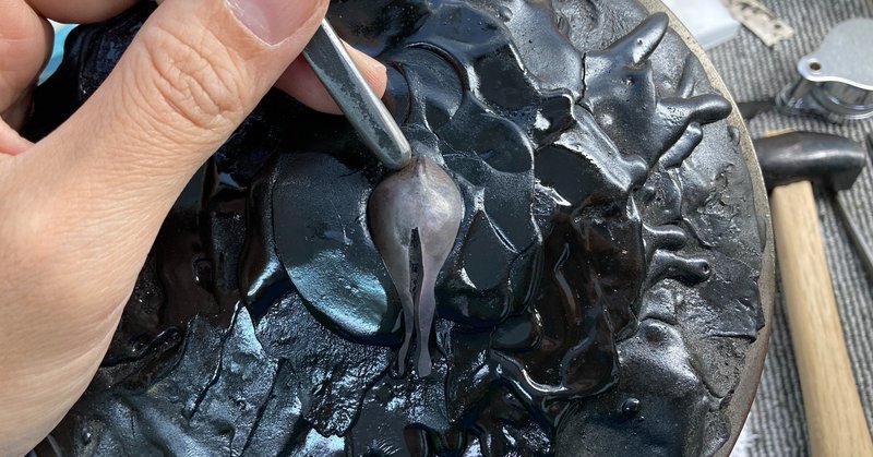 リズミカルな金属音 ヒップジュエリー作家 Hanako Note