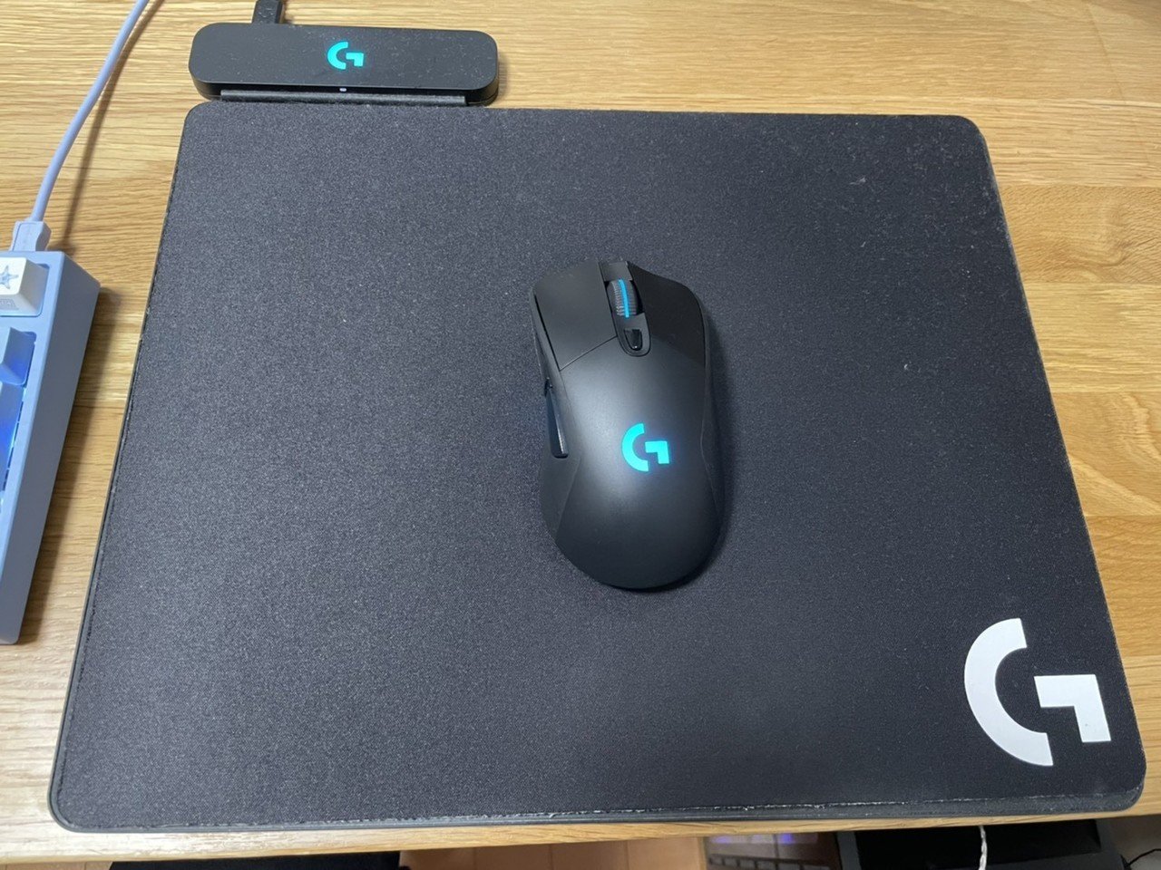 ワイヤレス充電できるマウスパッド ロジクール POWER PLAY の ワイヤレス充電できるマウスパッド ロジクール POWER PLAY の