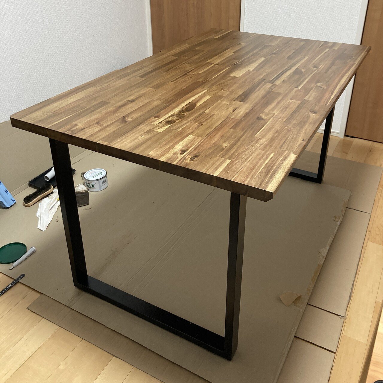 天板を購入し磨き塗装した、自作座テーブルなります！ 自分による自分のためのデスクづくり（塗装編）｜analog_technica