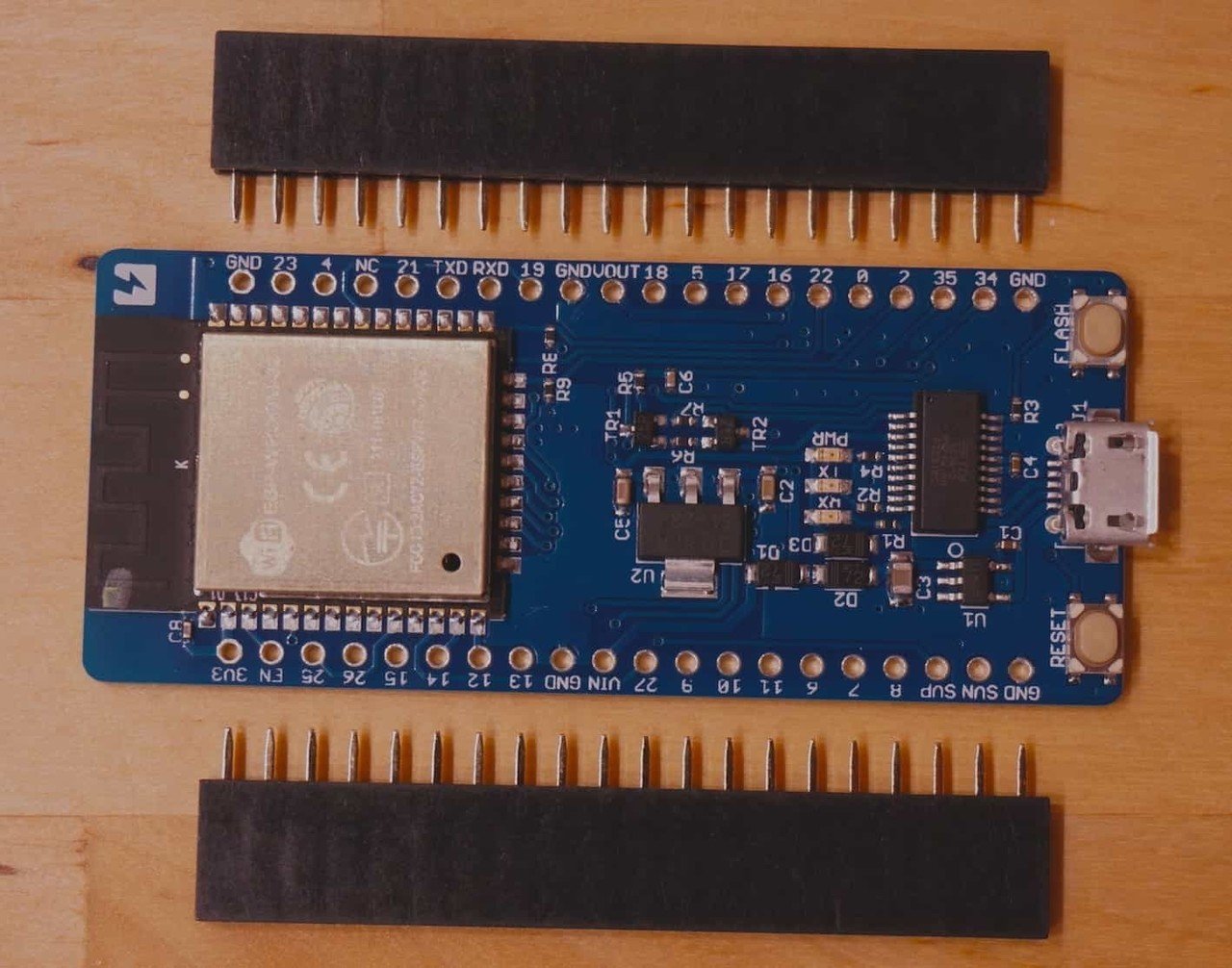 ESP32開発ボード ESPr Developer 32 にピンソケットを実装してみる