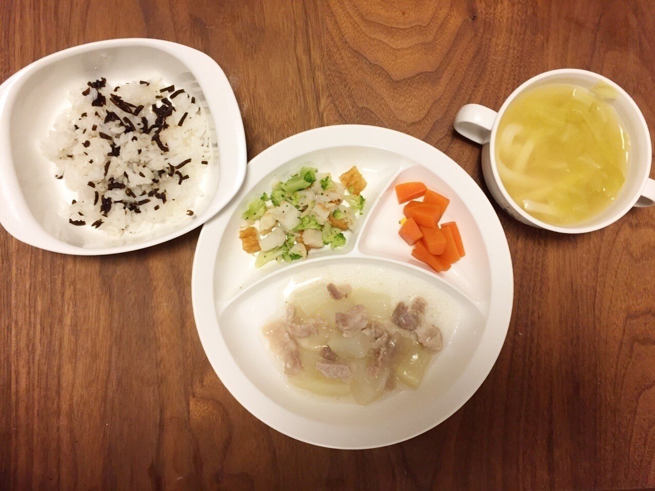 2 6 1歳4ヶ月 14日目 よるごはん ひじきごはん キャベツの味噌汁 ちくわとブロッコリーのサラダ ゆでにんじん だいこんと豚バラのトロトロ煮 この量だと完食率80 くらい 一 Mineco Note