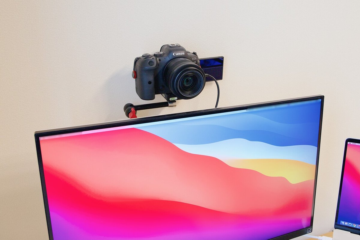 ディスプレイの上に一眼カメラを設置する｜Tomoki Ishimaru 