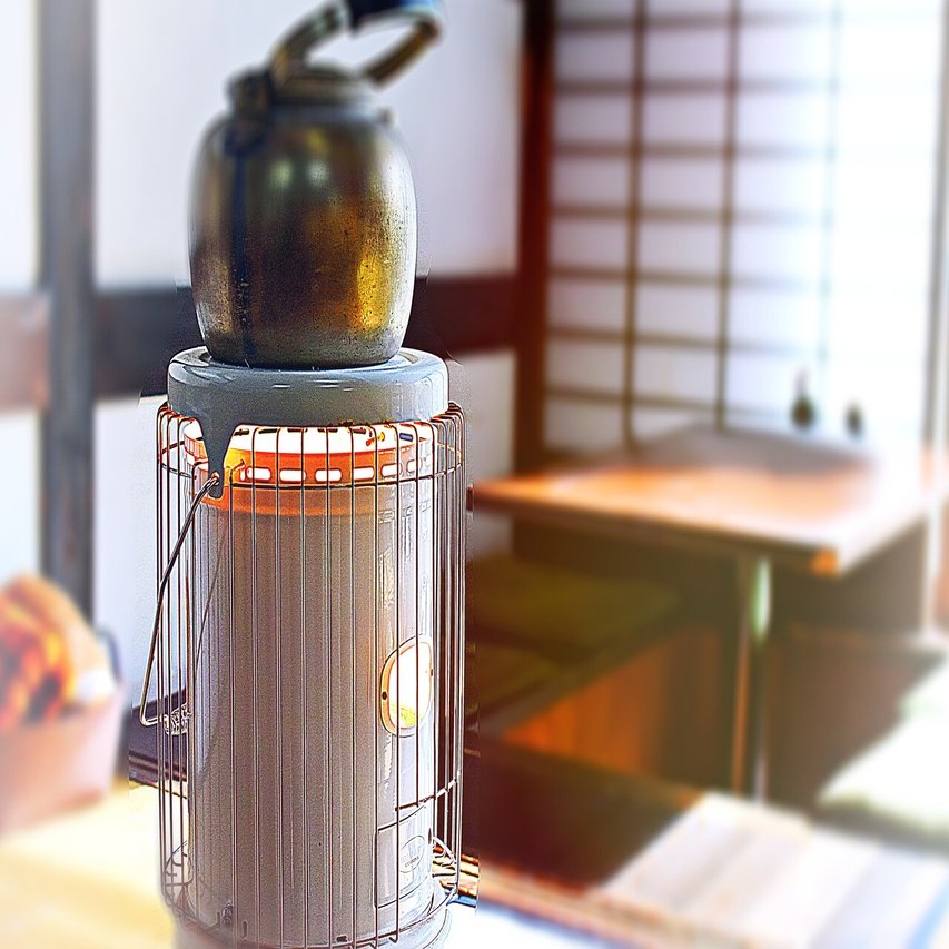 雪の日に出会った懐かしいだるまストーブ｜素晴木あい