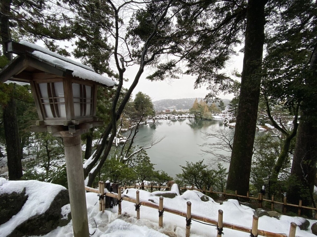 積雪の雪吊り景色が美しい冬の「兼六園」 | 金沢市のおすすめ