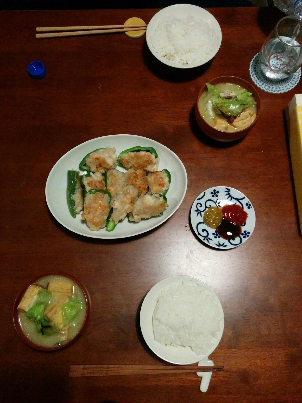 えびと鶏ミンチのピーマンの肉詰めとキャベツと厚揚げの味噌汁 おにくちゃん Note えびと鶏ミンチのピーマンの肉詰めとキャベツと厚揚げの味噌汁 おにくちゃん Note