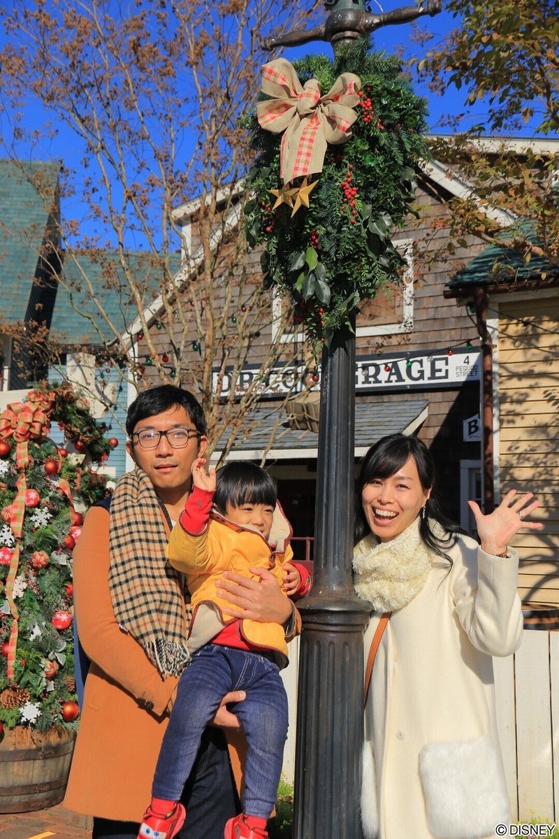 クリスマス家族ディズニーvol 4 自然な家族写真を撮ってくれる神キャストさん ディズニーフォトはやっぱり最高 イヴん家のディズニー旅記録 Note
