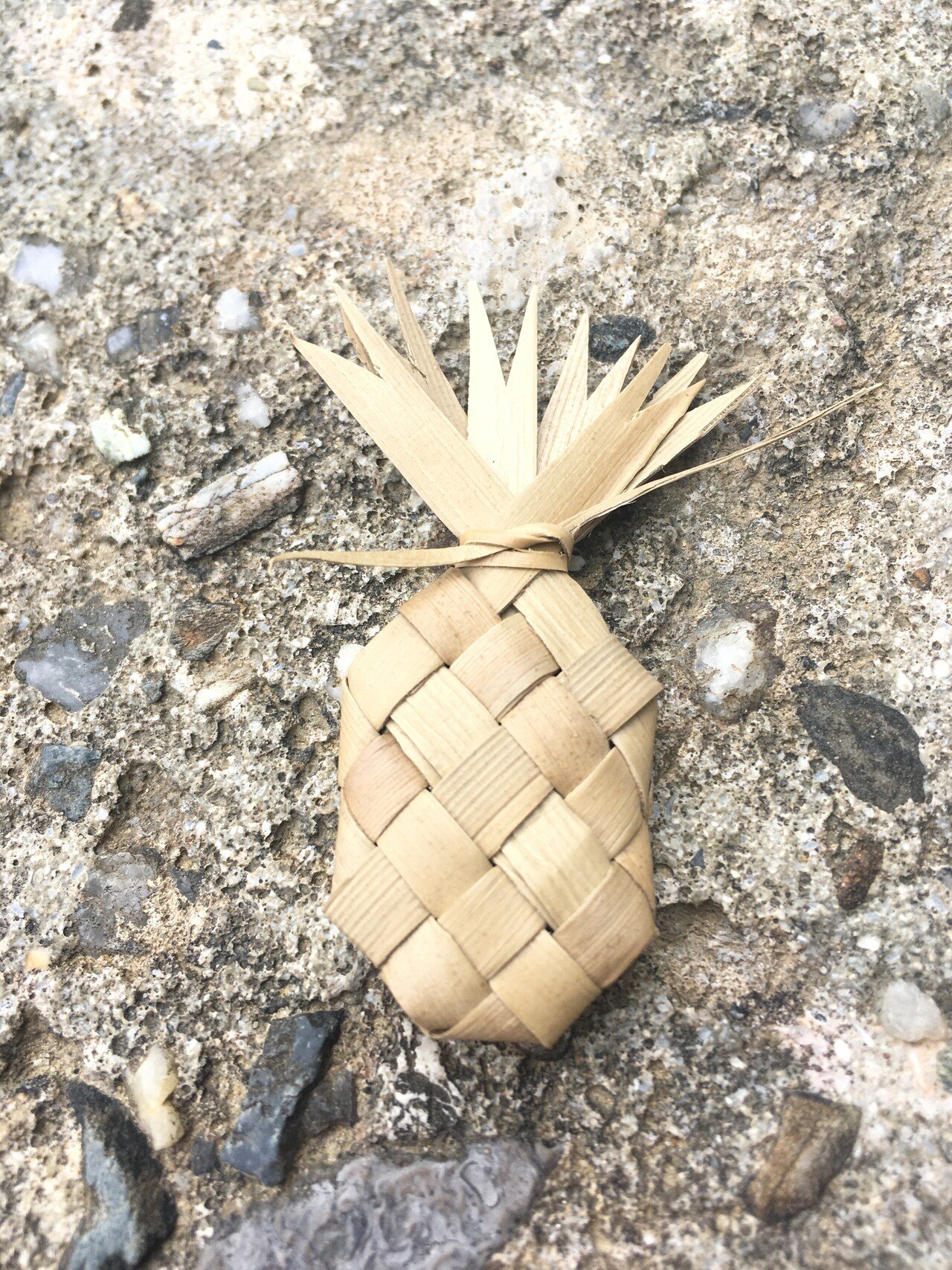お友達がアダンの葉っぱで作ったパイナップル かわいいなあ なおさんの島暮らしは美しい 海きのこ Note お友達がアダンの葉っぱで作ったパイナップル かわいいなあ なおさんの島暮らしは美しい 海きのこ Note