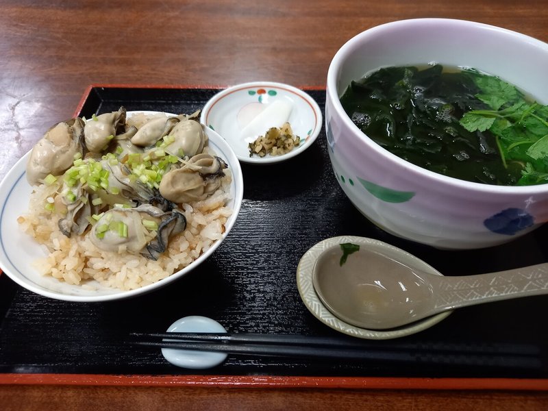 牡蠣ごはんとミニわかめうどん