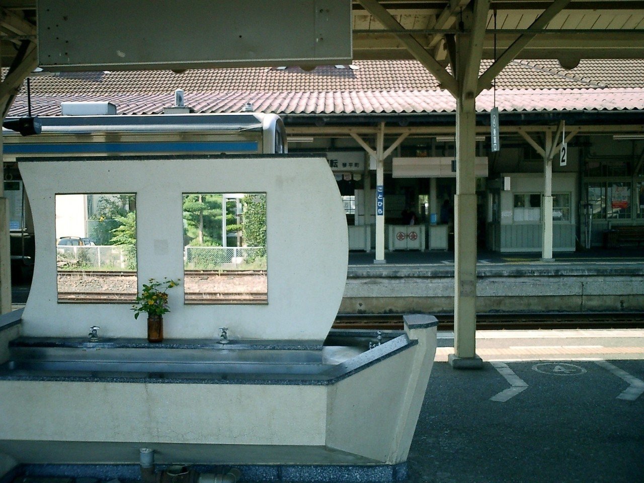 Jr琴平駅ホームの手洗い場 こすもす 松林 Note