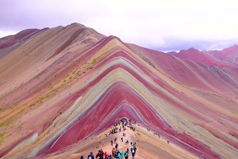 絶景] 七色に染まる奇跡の絶景 レインボーマウンテン｜やす なかばた