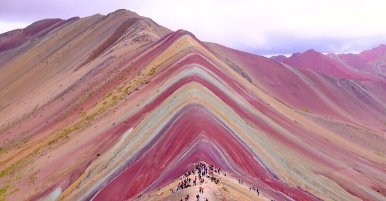 絶景] 七色に染まる奇跡の絶景 レインボーマウンテン｜やす なかばた