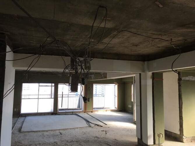 マンションリノベあるある 天井の梁が邪魔で扉が交換できない時の解決策を教えます リノベ不動産 熊本北 Note