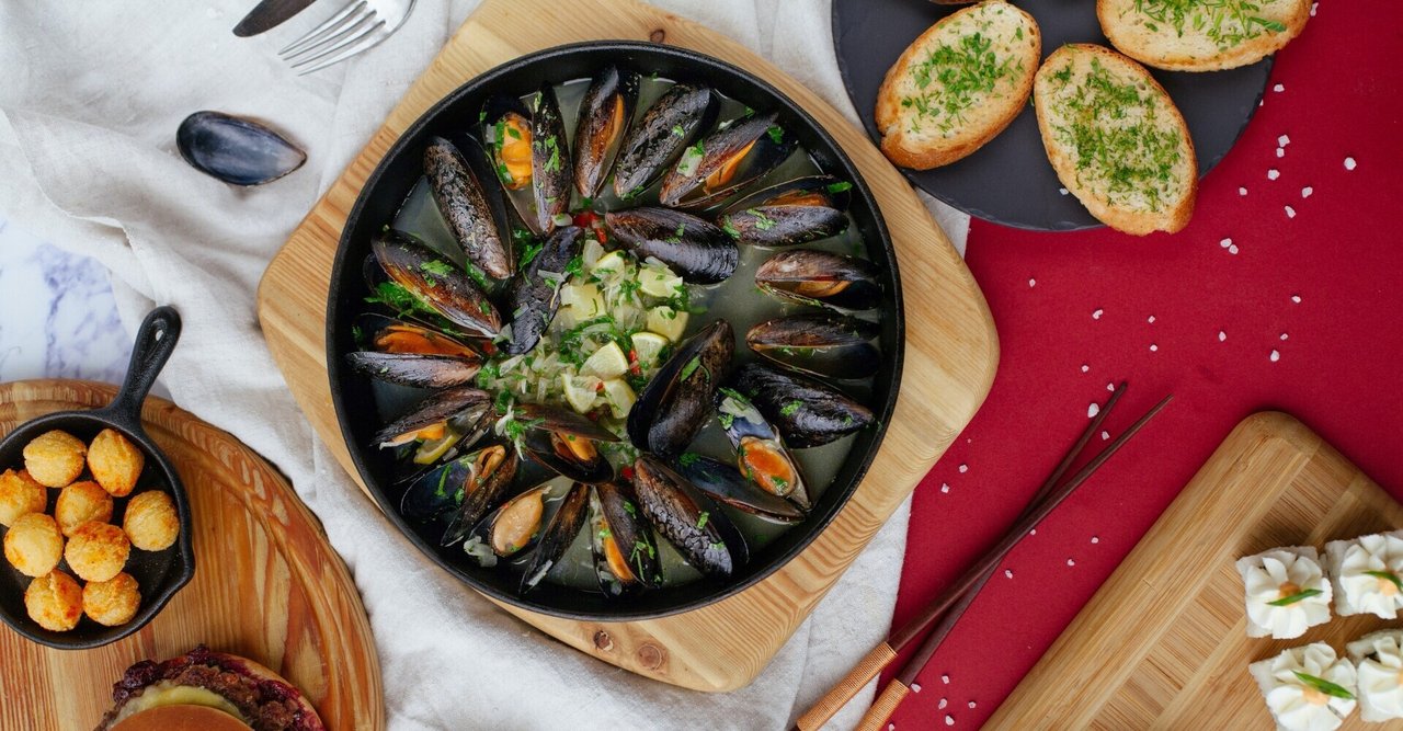 パリで バケツいっぱいのムール貝 を平らげ 顔が変貌した私 Akkie Note パリで バケツいっぱいのムール貝 を平らげ 顔が変貌した私 Akkie Note