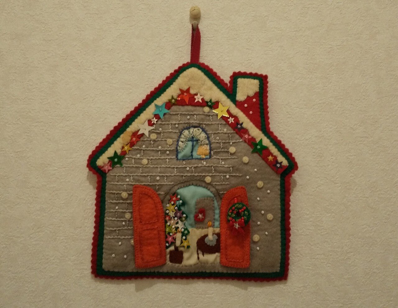 Merry Christmas クリスマスの時期は毎年 おばあちゃんのお姉さんが大昔に作ってくれた オーナメントを壁にかけます 細かいところまで作り込まれててすごくお気に入り 裁縫の得意な人だっ けいりーはみるとんの定理 Note