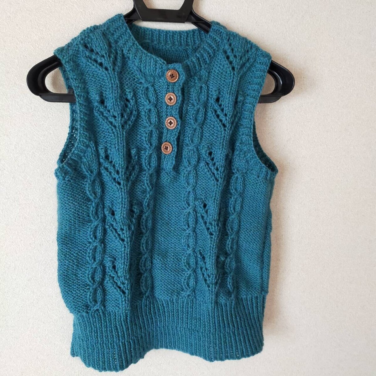 ヘンリーネックのベストと猫のミトン さくら色 （編み物ワードローブ  