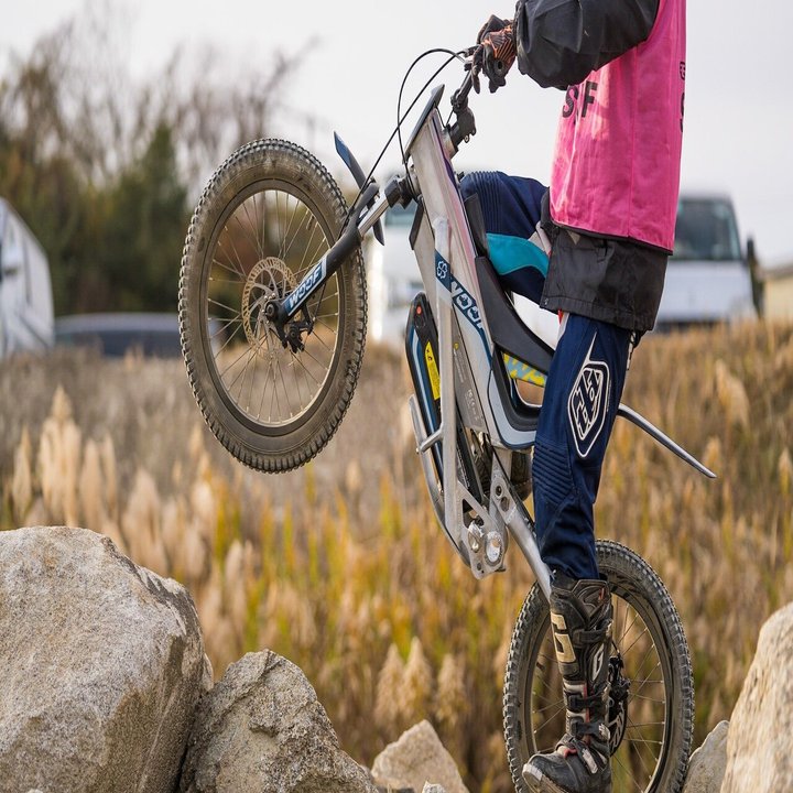 発売前レビュー 】ヨツバモト新型電動バイク「WOOF」を試乗してみた