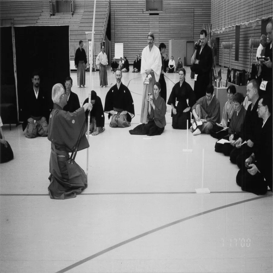 岡﨑廣志 弓道範士八段｜どう出版