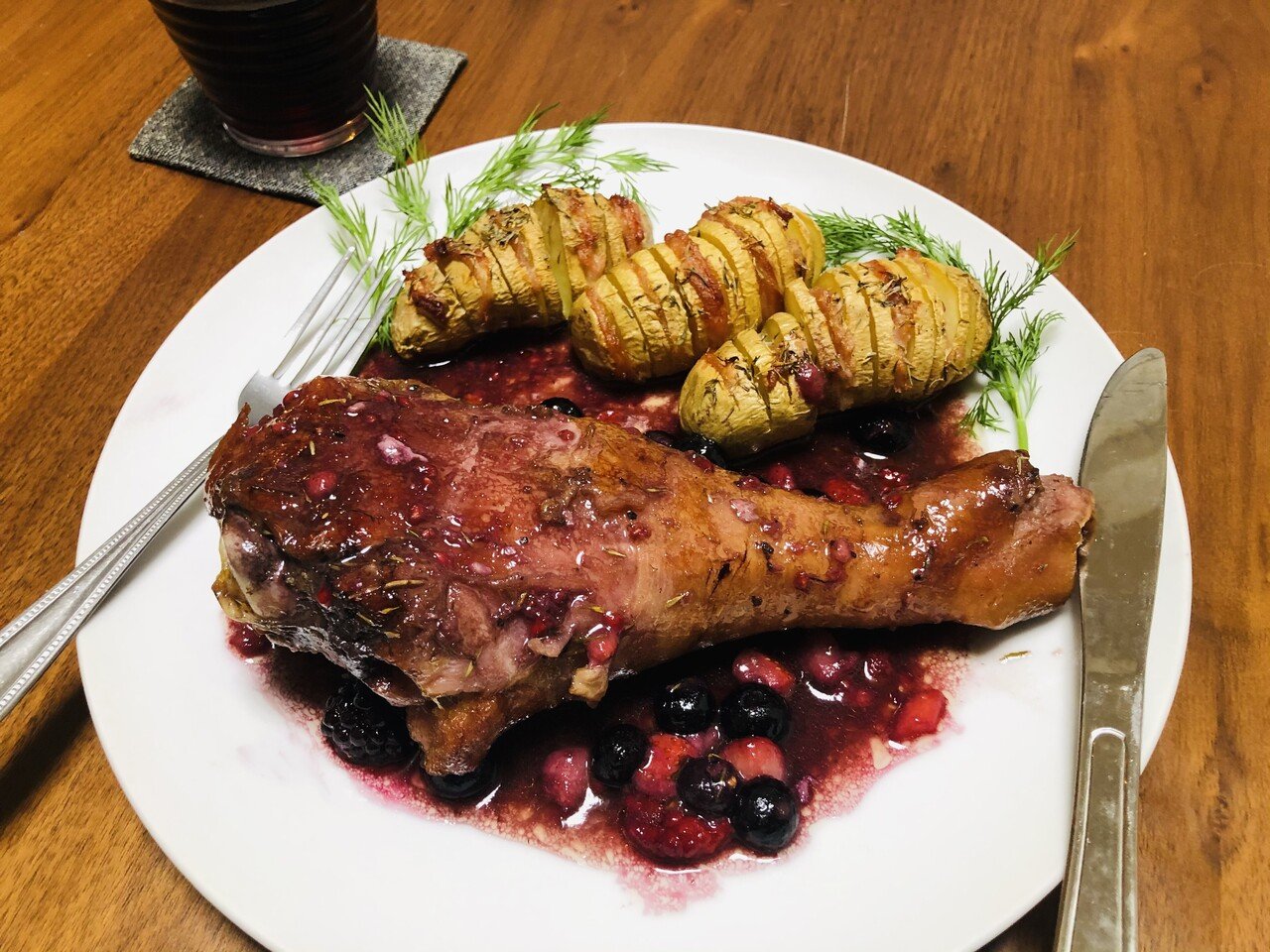 業務スーパーのターキーレッグをベリーソースで ハッセルバックポテト添え ケイチェルおじ Note