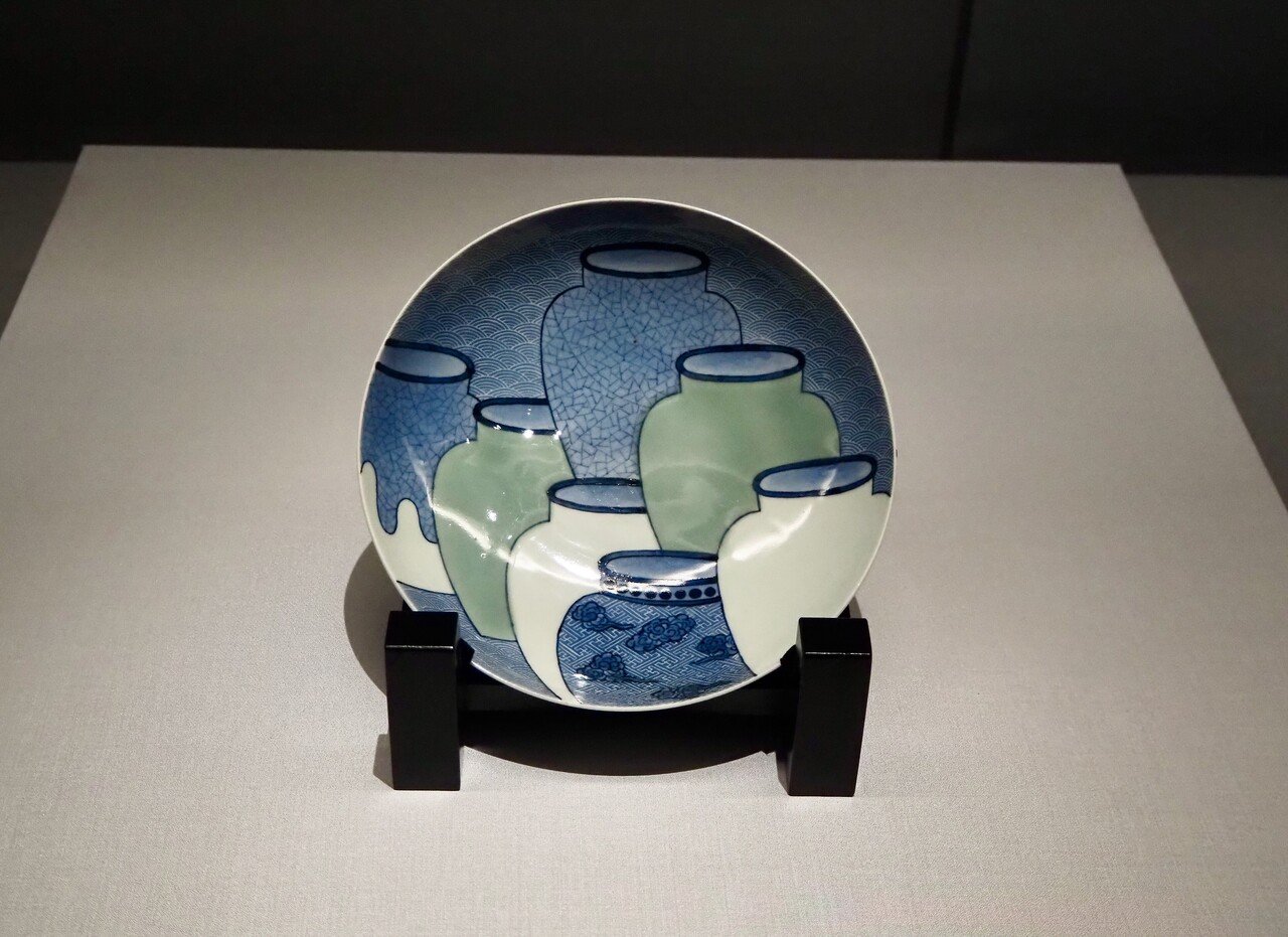 鍋島」に描かれた7つの壺の謎。勝手に推理!そしてお皿からは食べ物が 鍋島」に描かれた7つの壺の謎。勝手に推理!そしてお皿からは食べ物が