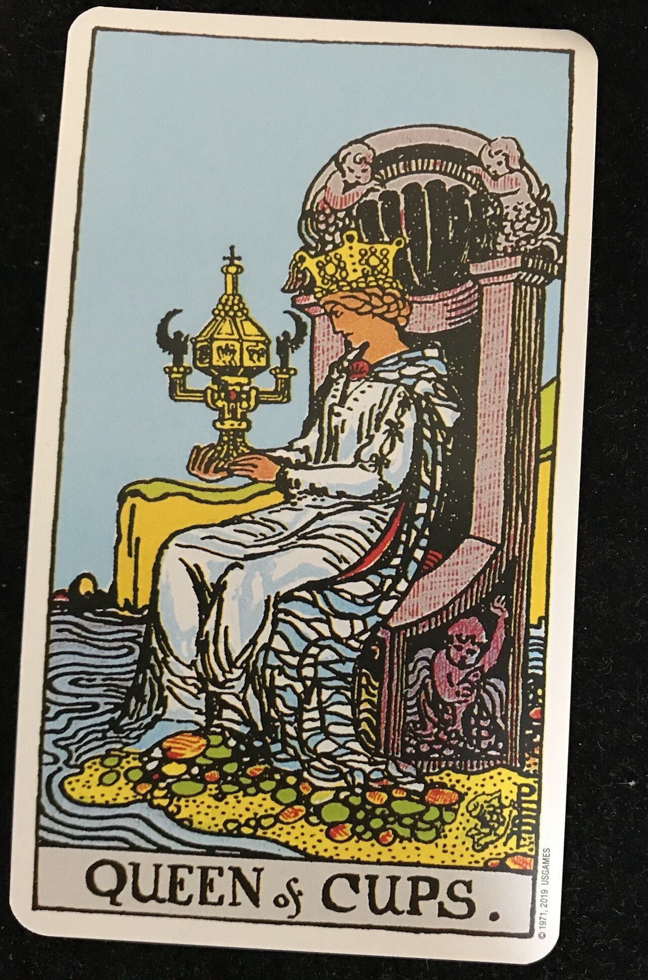 今日の小アルカナ 杯の女王 のカード 慈しみの女王 そして手に持つカップ それをじっと見つめる眼差し 多くの情報がこのカードに はあるけれど タペストリーのように 細かく見ていくことではなく 少し遠目 ワタライ 占星術 タロット Note