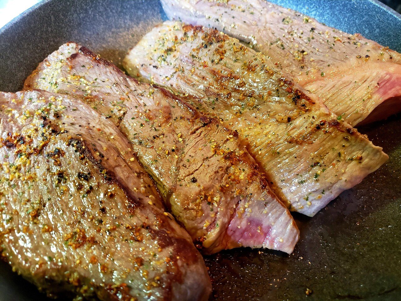 コロナ禍なので正月に実家に集まることは止めて 今日挨拶に回った 実家と妹二人の家にお年玉やら自家製ローストビーフやら持って わが家の家族5人と犬 2匹が全員揃って いつもの年越しとは全然違うのは間違いない ぱわ太 人生を楽しむ河童 Note