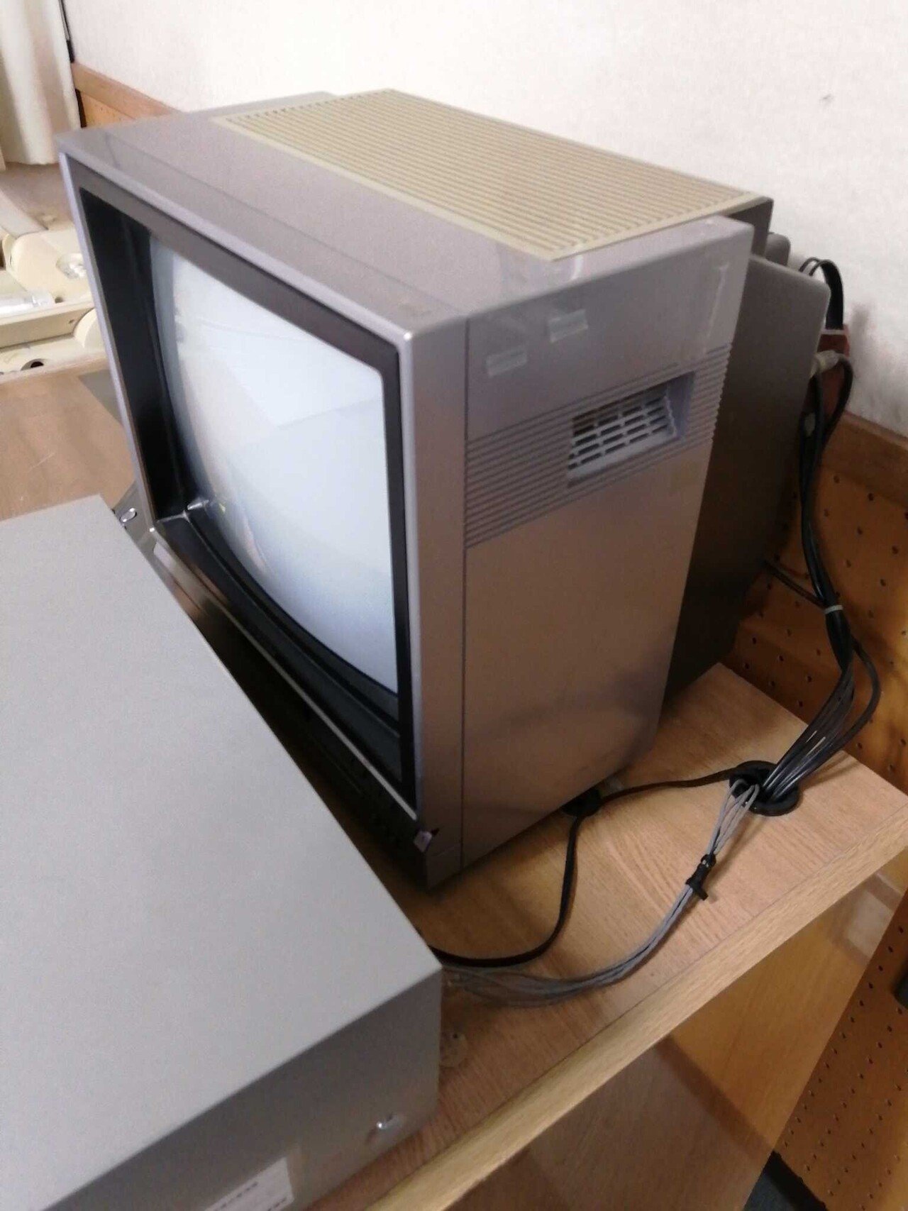 某公共施設の「視聴覚室」にて発見。ブルーレイとか見てみたい|まつーらとしお|note