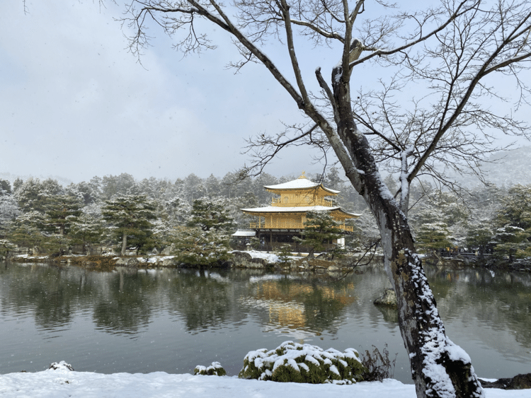 2020年12月31日木曜日。雪化粧の金閣寺。