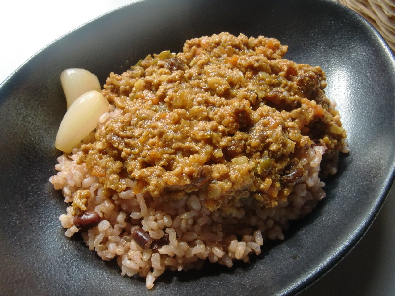 教えてもらったレシピで作ったドライカレー 週一体を動かして汗と共に体内の邪悪なものを洗い流し 無心でニンニク 生姜 野菜をみじん切りにする 減農薬の玄米を小豆と炊いた 酵素玄米ごはん に合わせていただ 足袋猫 Note