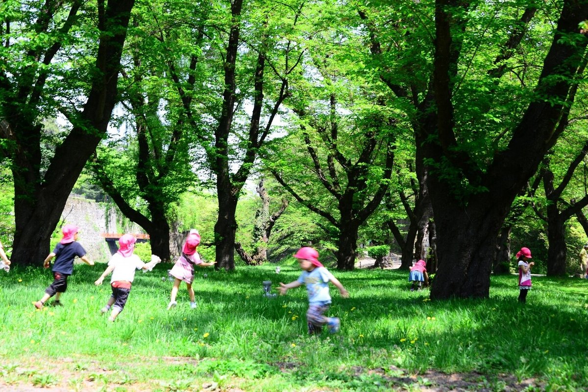 緑を走り回る子どもたち