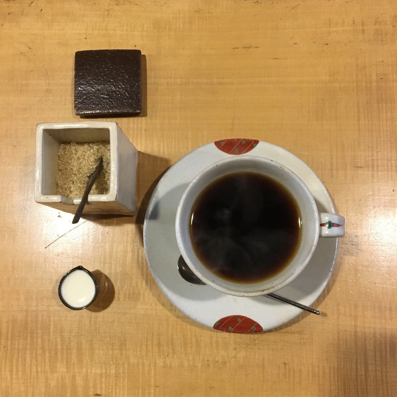 Instagramっぽい写真 コーヒーカップの柄が撮りたくて俯瞰で撮りましたが 座ってる所をいきなり立ち上がって 上から撮るのは何だか妙な気分でした インスタグラマーごっこ Suna Note
