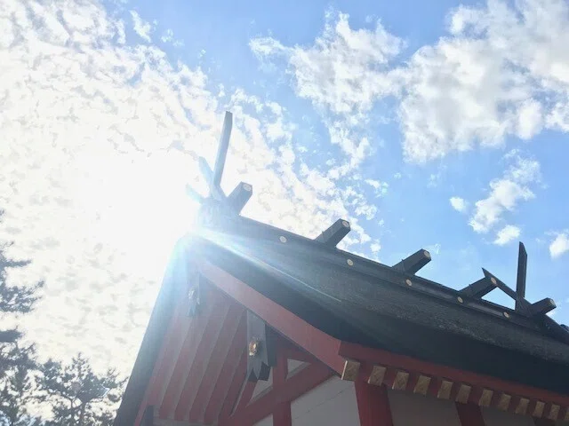 神社　空　光　キレイ