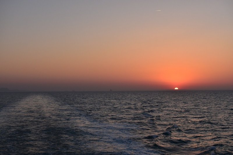 １７　渤海に沈む夕日