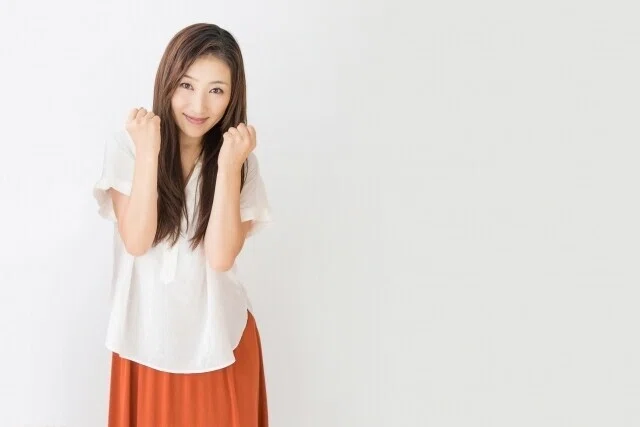 ガッツポーズする女性