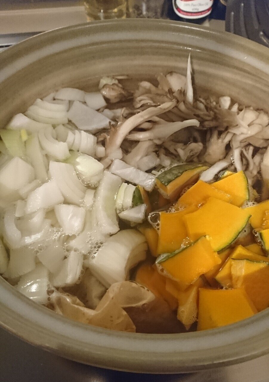 土鍋で作る野菜たっぷり健康みそ汁 3 かぼちゃと舞茸の甘味を味わう味噌汁 いわもとえり Note